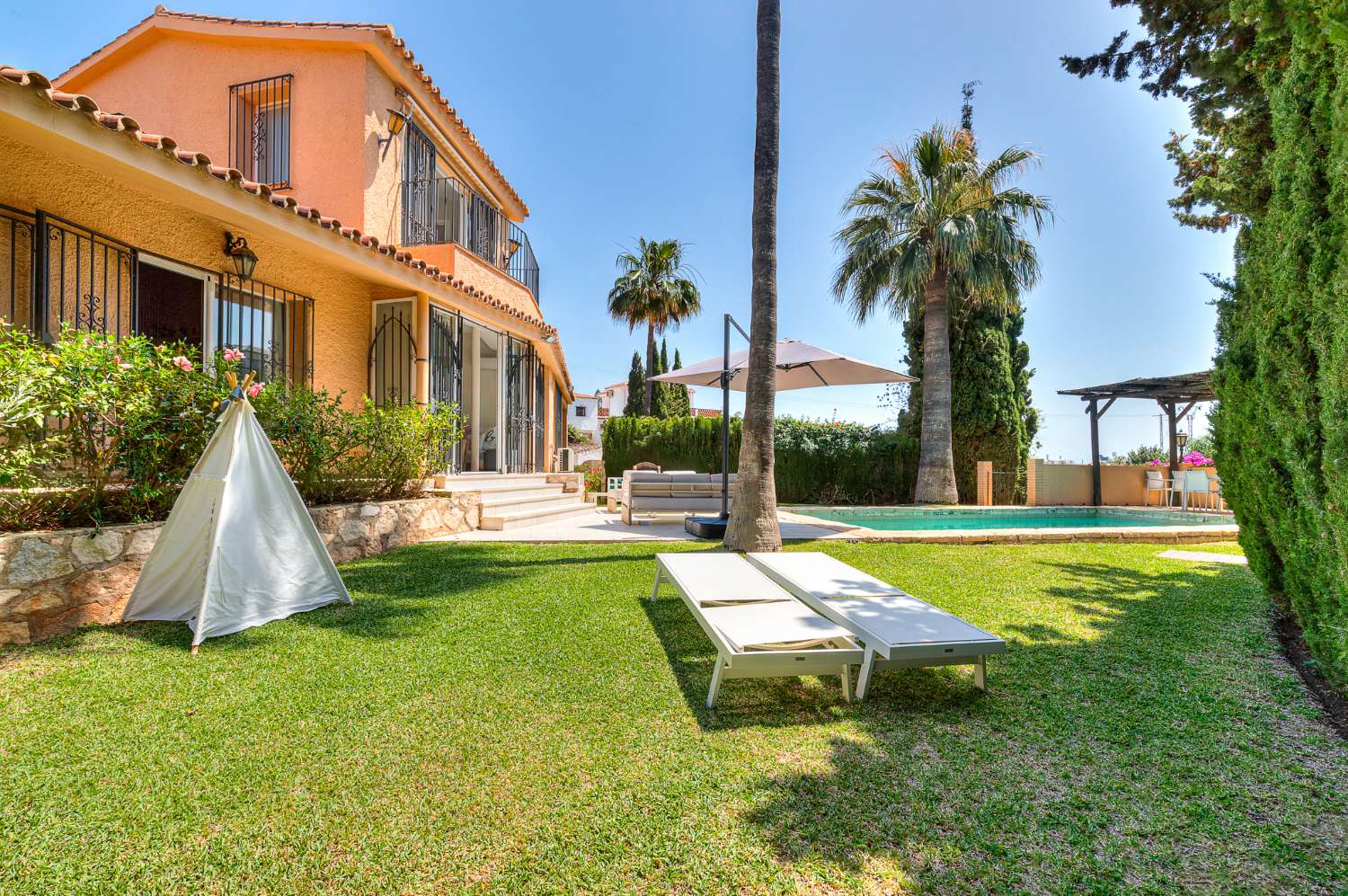 PRECIOSA VILLA DE 5 DORMITORIOS CON PISCINA PRIVADA A SOLO 650 MTS DE LA PLAYA