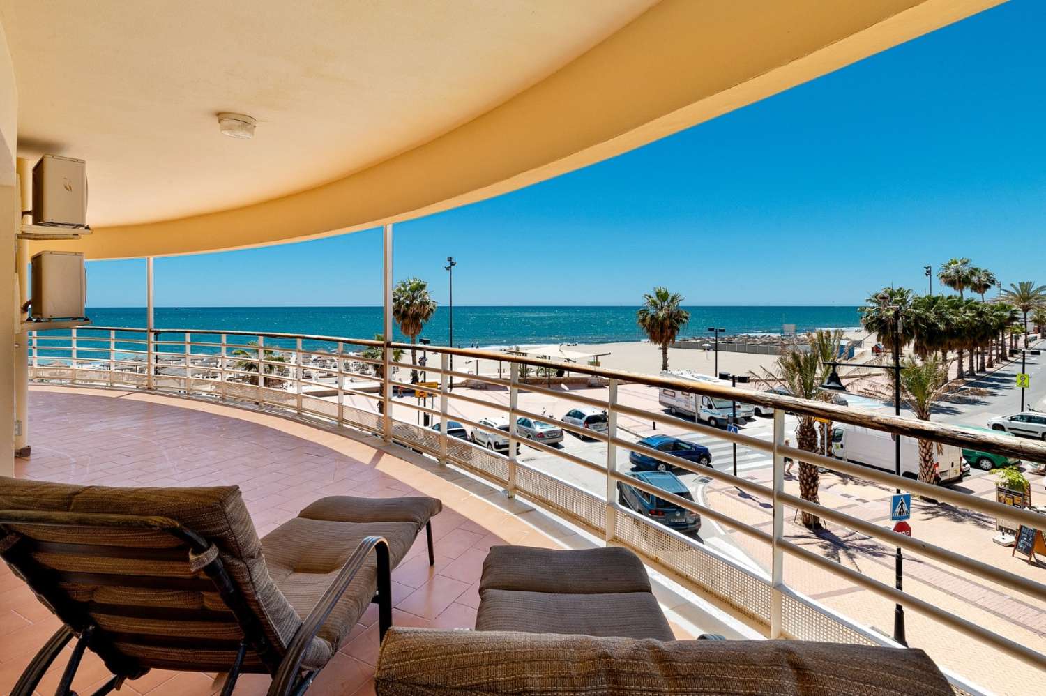 Spacious apartment front-line beach in Torreblanca