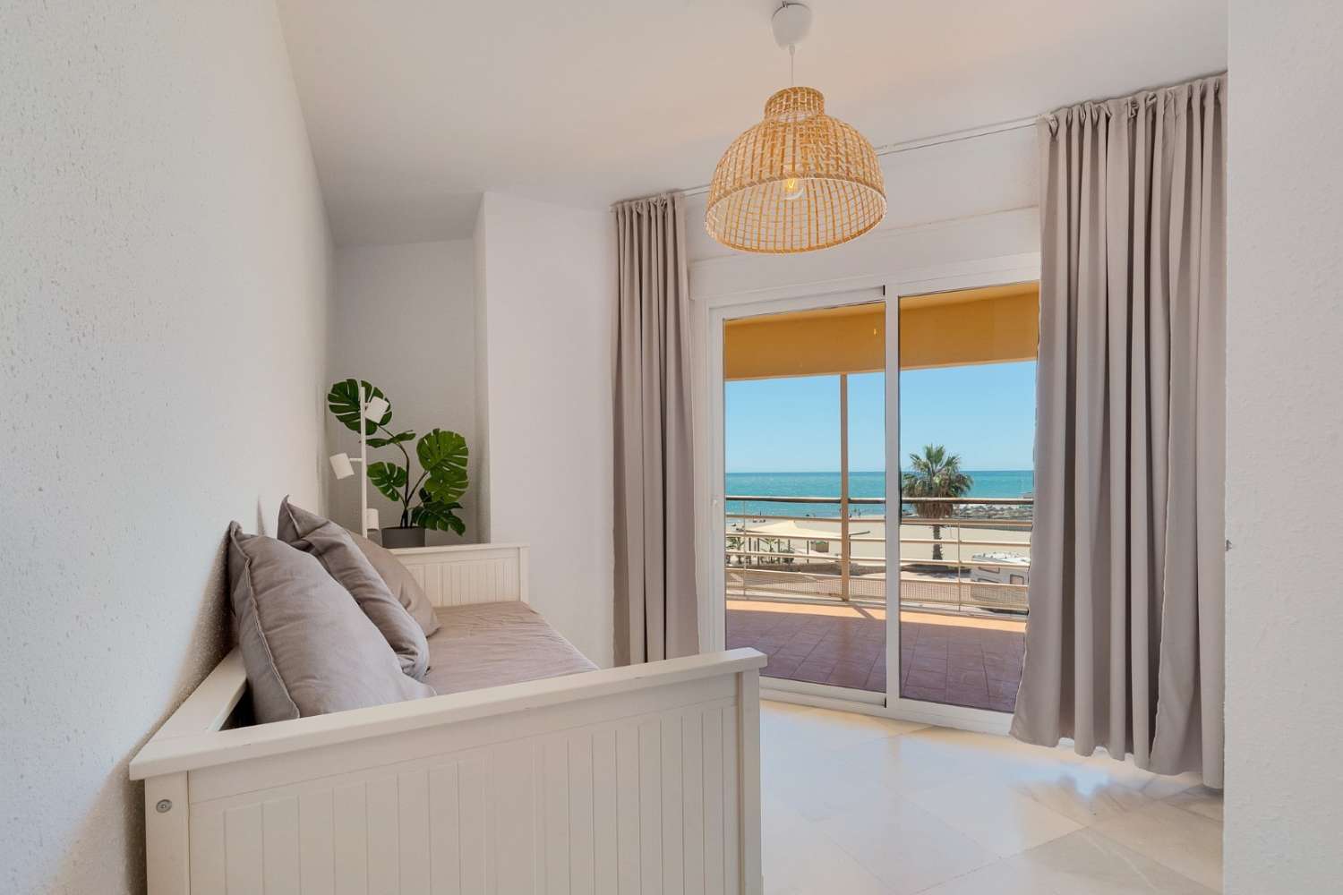 Spacious apartment front-line beach in Torreblanca