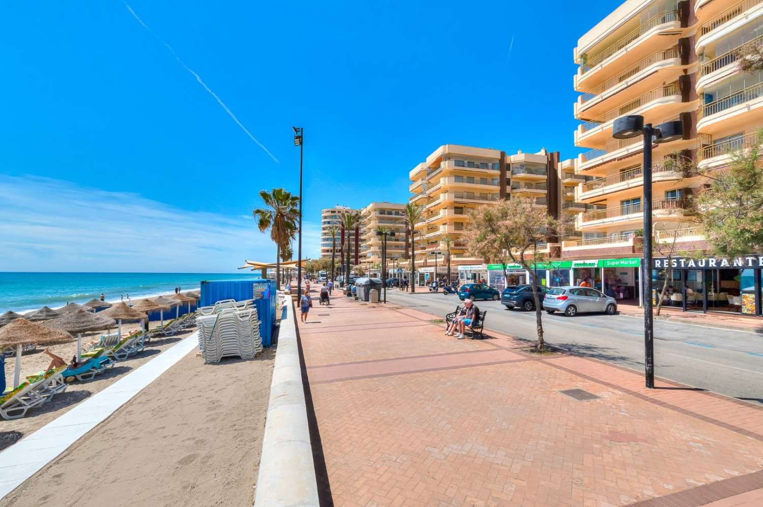 Piso de esquina en primera línea de playa en la zona oeste de Fuengirola