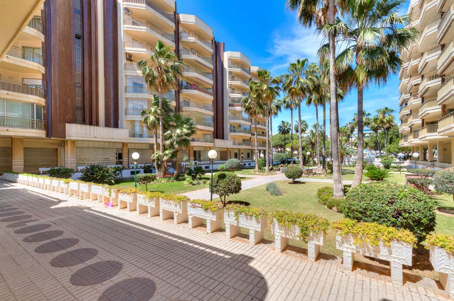 Front-line corner apartment in the western part of Fuengirola