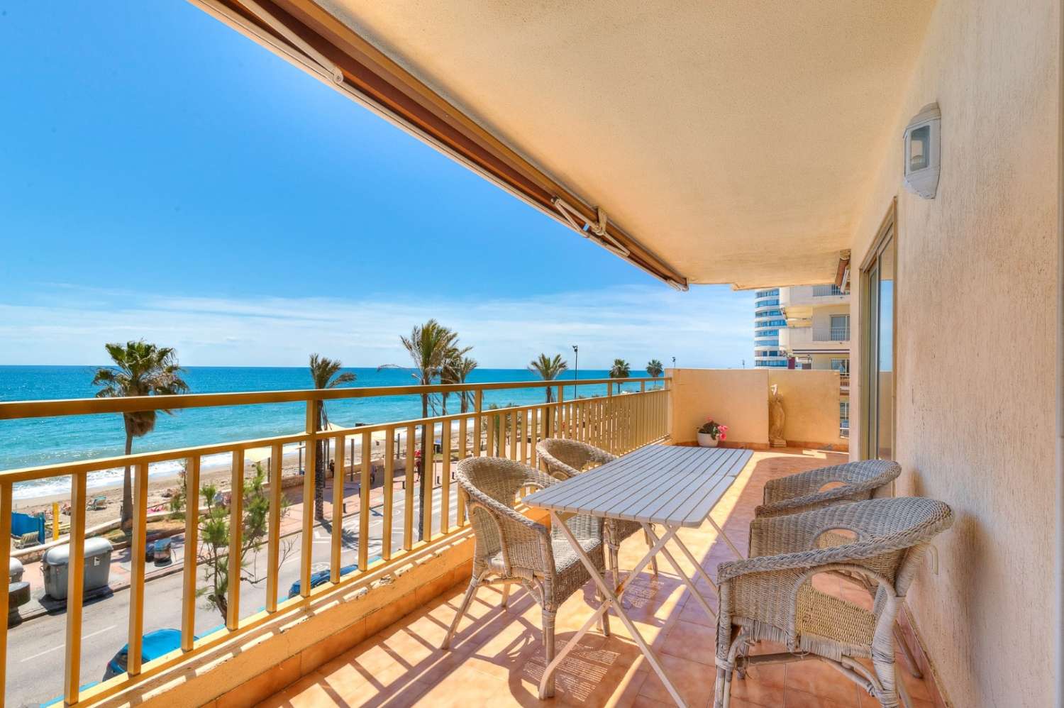 Front-line corner apartment in the western part of Fuengirola