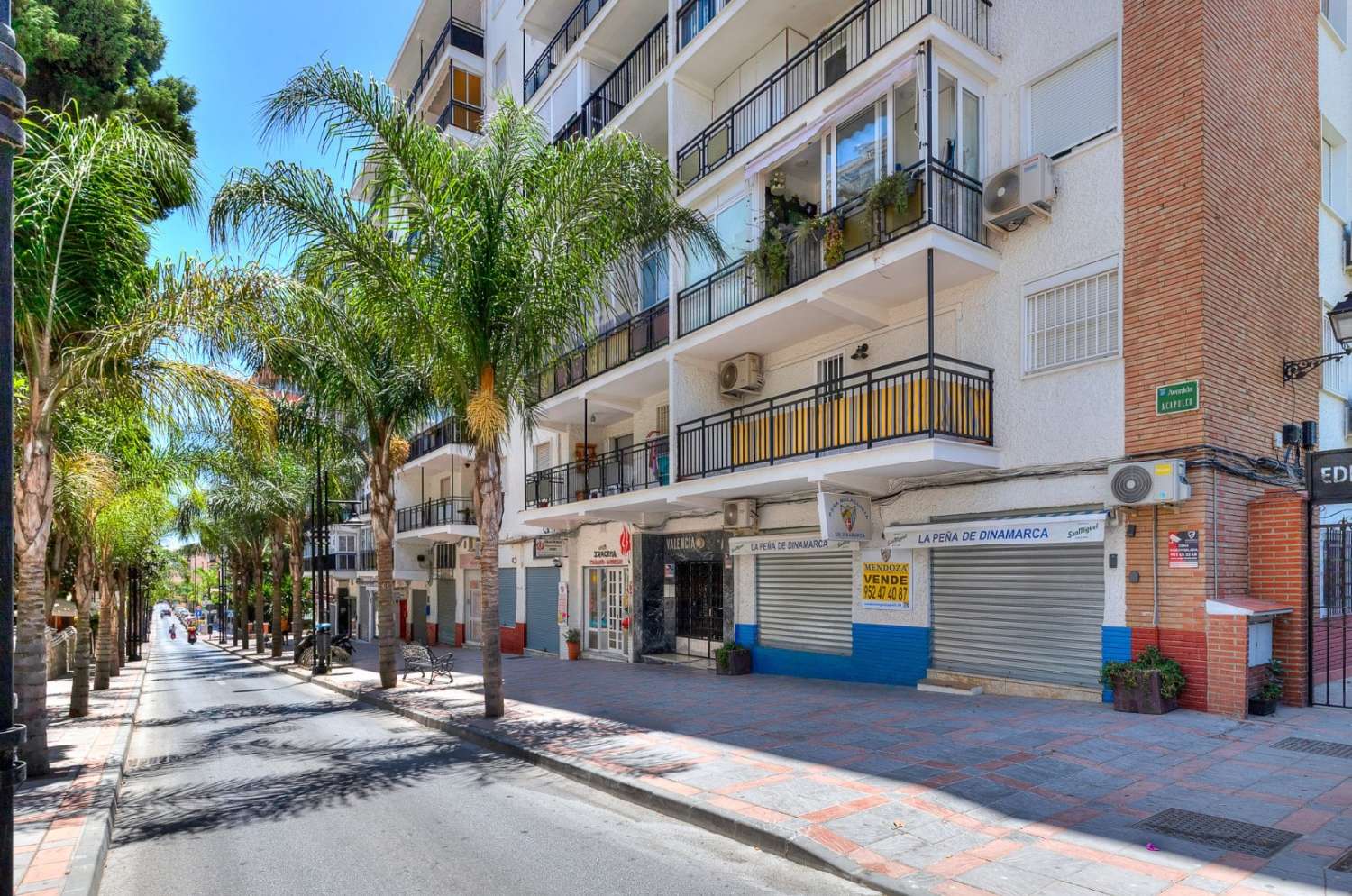 Totally reformed apartment centrally located in Los Boliches close to supermarket, pharmacy, beach,