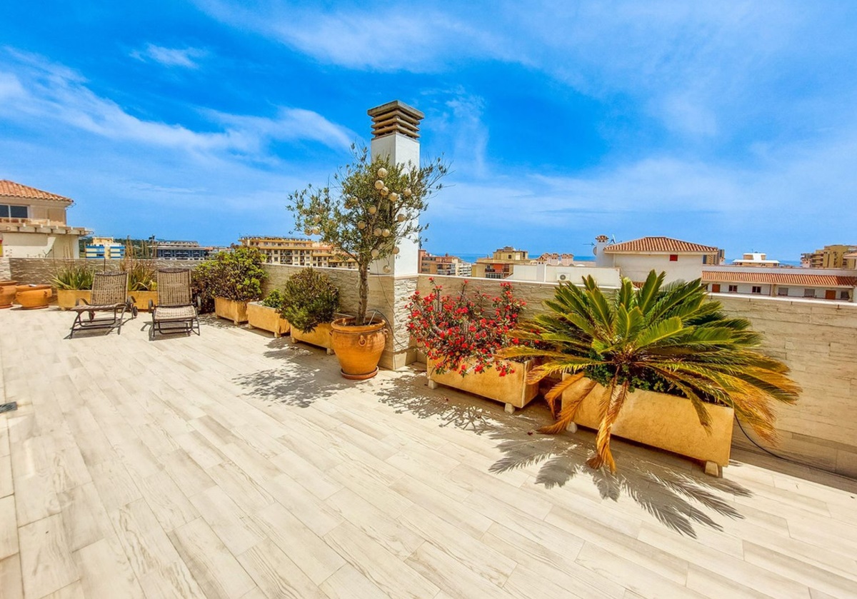 Ático con gran terraza en Los Boliches