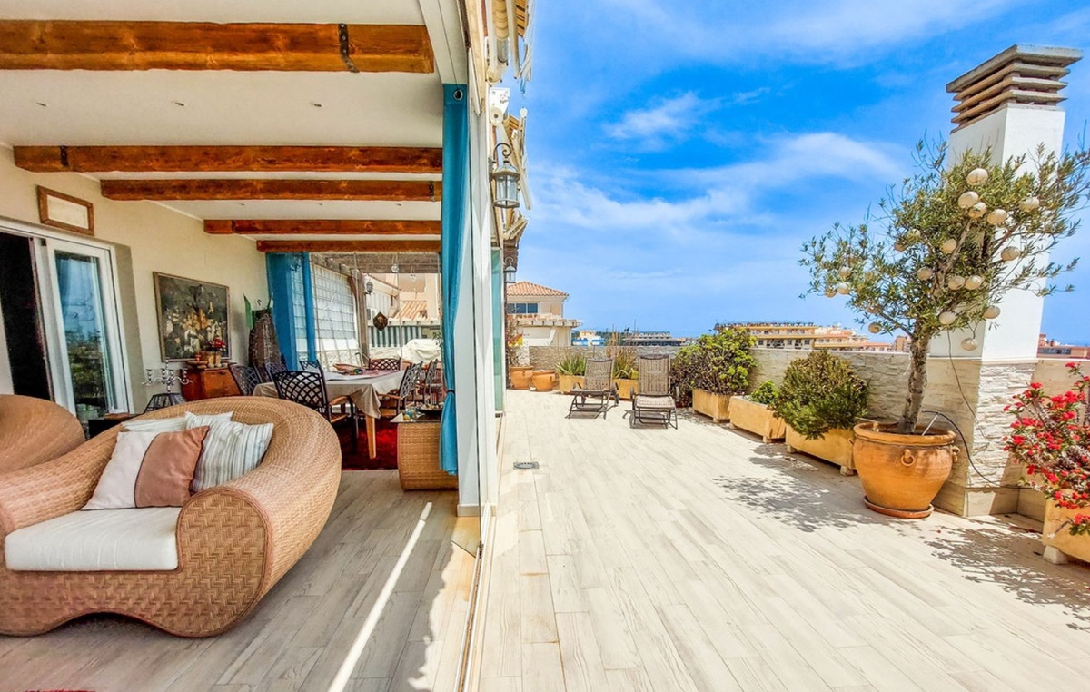 Ático con gran terraza en Los Boliches