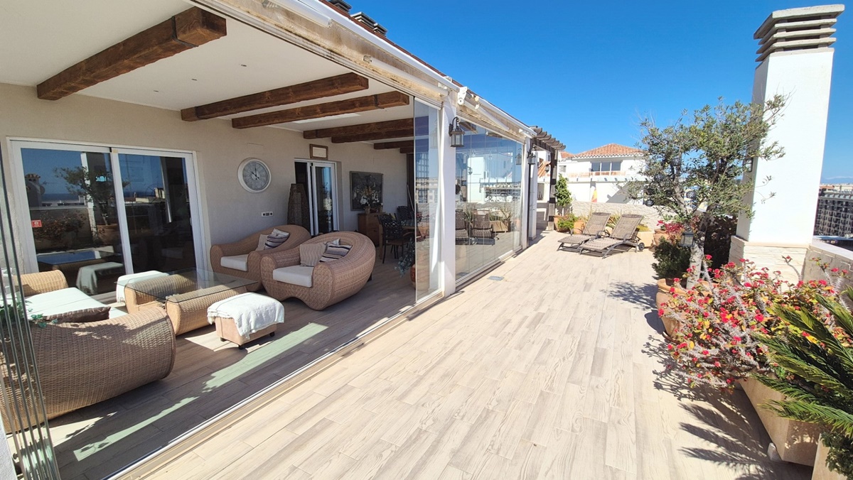 Ático con gran terraza en Los Boliches