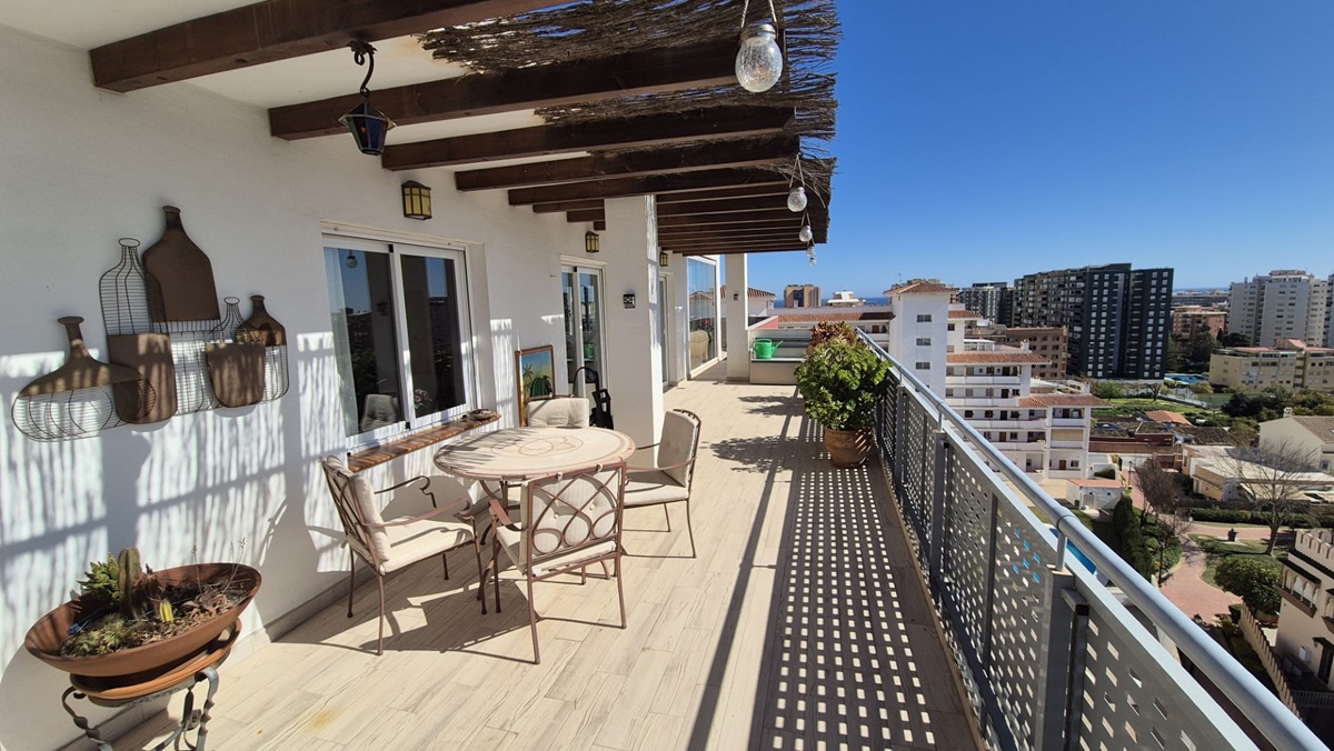 Ático con gran terraza en Los Boliches