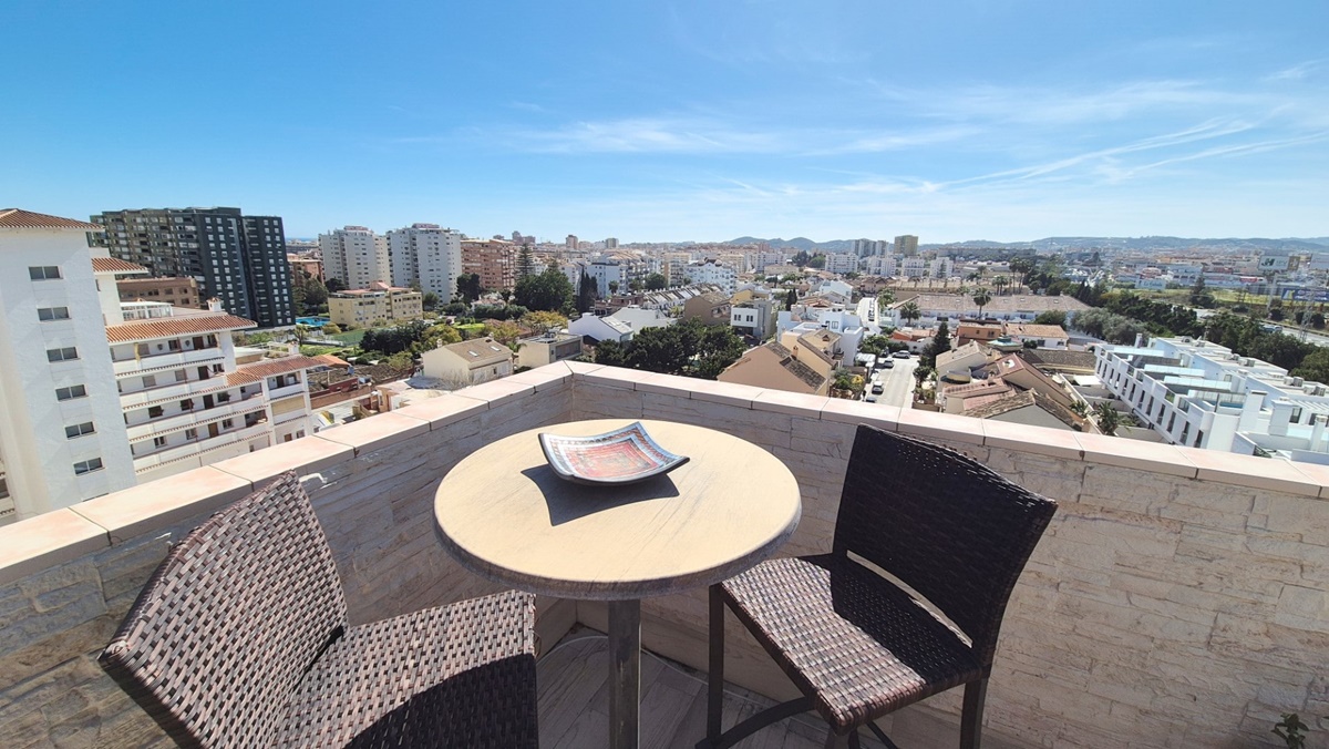 Ático con gran terraza en Los Boliches