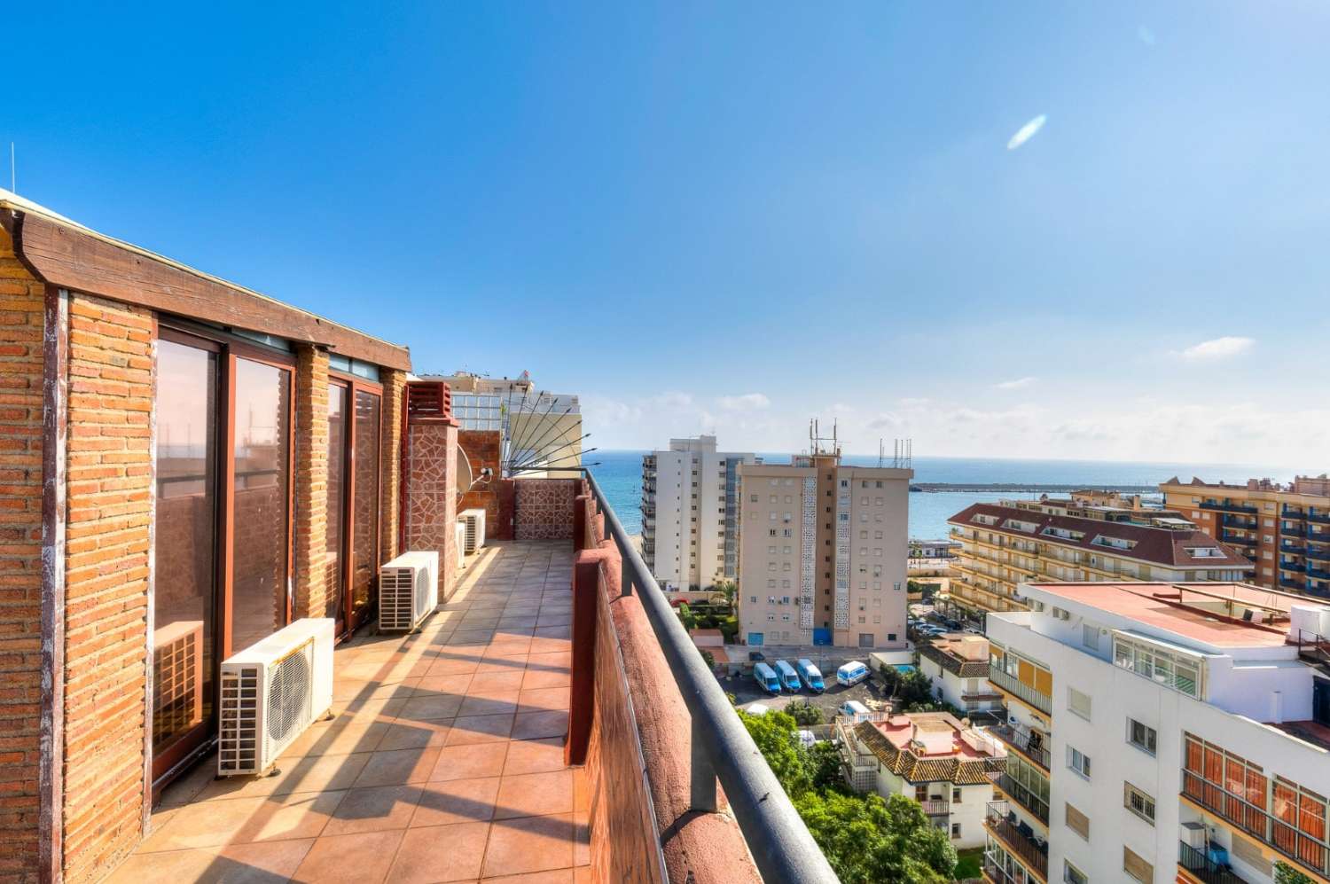 Amplio ático con gran terraza al lado de la playa